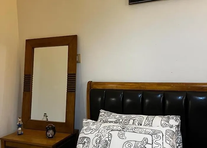 Modern & Charming 2br - Navy House *
